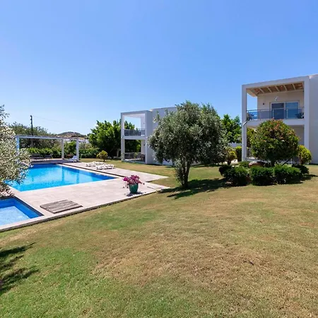 فيلة Captivating House With Shared Pool And Central Location In Gumusluk, Bodrum غوموشْلوك