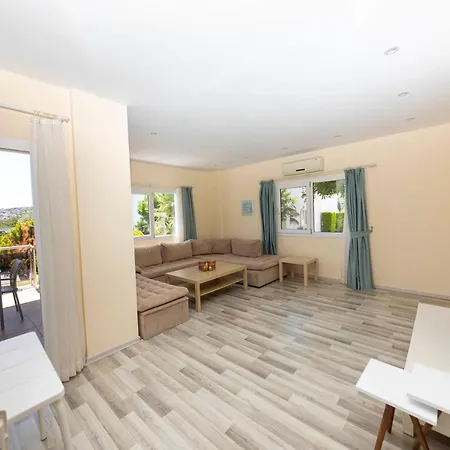 Captivating House With Shared Pool And Central Location In Gumusluk, Bodrum فيلة