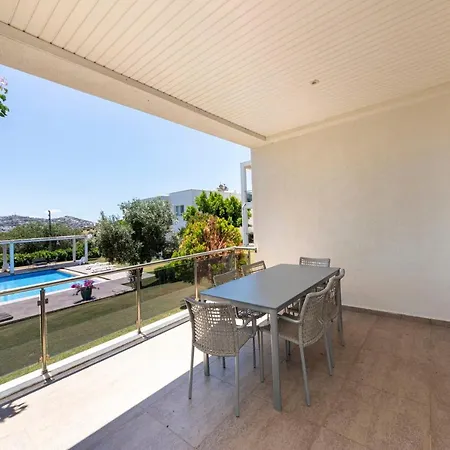 Captivating House With Shared Pool And Central Location In Gumusluk, Bodrum فيلة