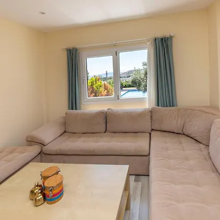 Captivating House With Shared Pool And Central Location In Gumusluk, Bodrum * غوموشْلوك