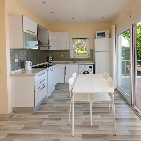 Captivating House With Shared Pool And Central Location In Gumusluk, Bodrum * غوموشْلوك
