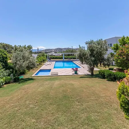 Captivating House With Shared Pool And Central Location In Gumusluk, Bodrum Gümüşlük
